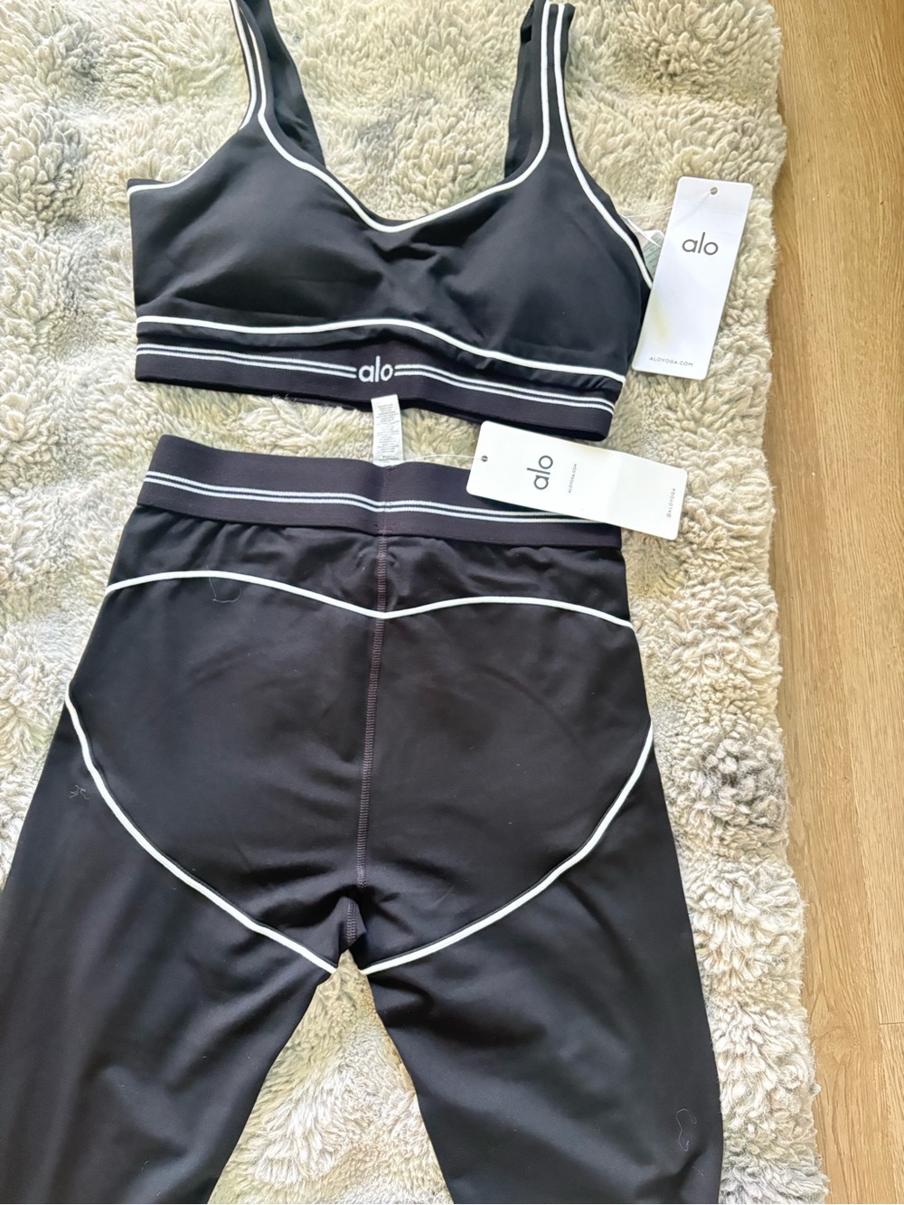 Women’s ALO Yoga Set Black Sports Bra with White Contrast Trim - Picture 4 of 5